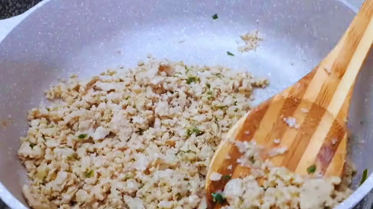 Stirring chicken filling 