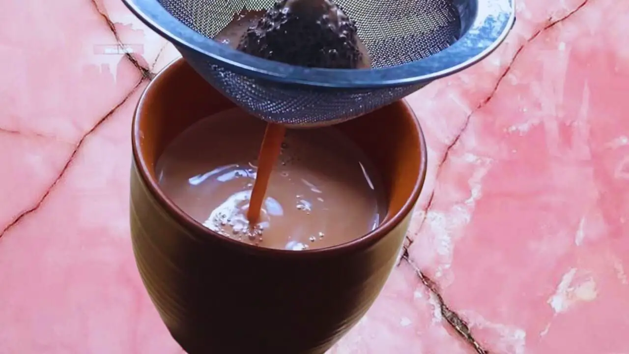 Straining tea 
