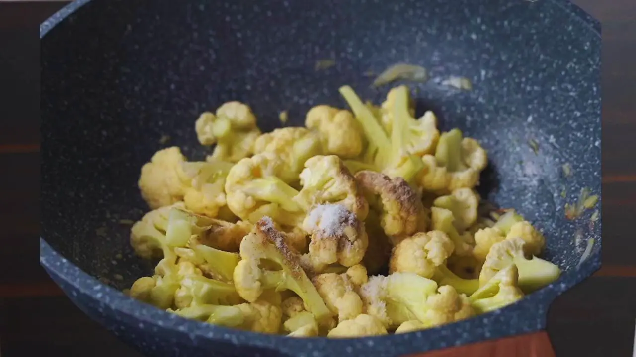 Adding cauliflower and pepper powder 