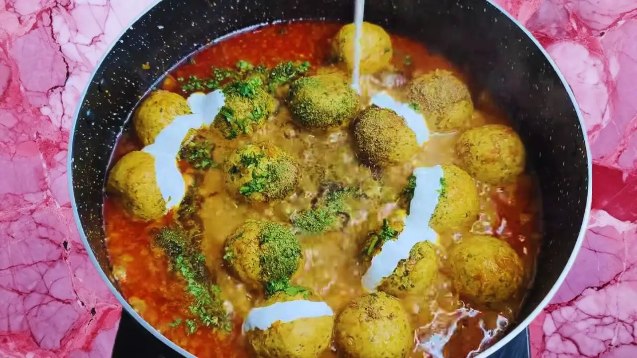 Adding cream, garam masala and greens 