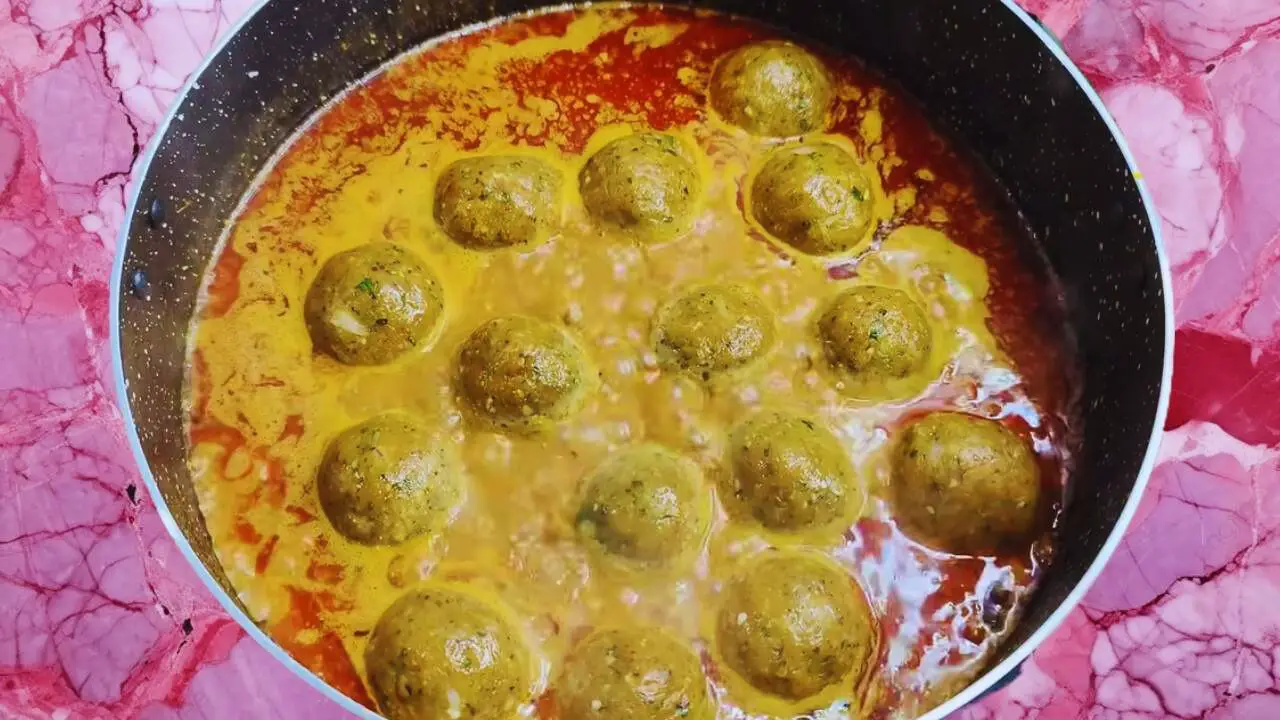 Adding kofta balls 