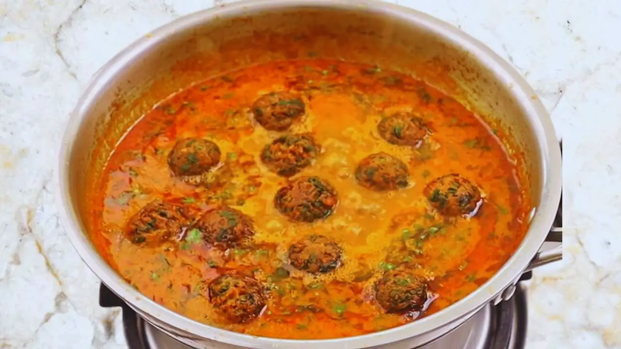 Adding Palak Paneer Koftas