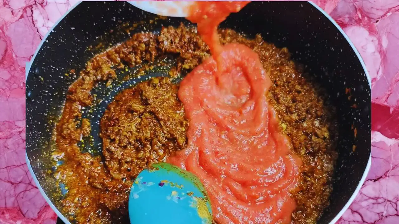 Adding tomato paste 