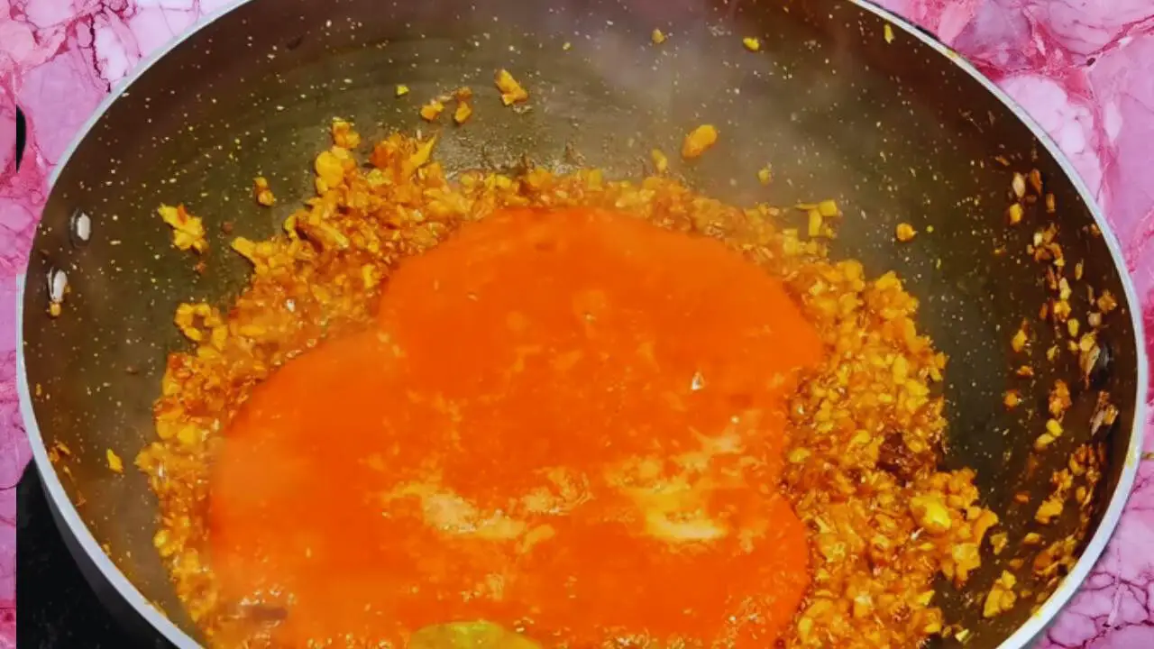 Adding tomato paste 