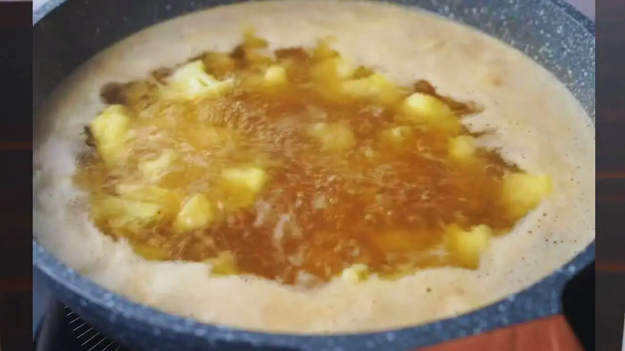 Boiling cauliflower soup 