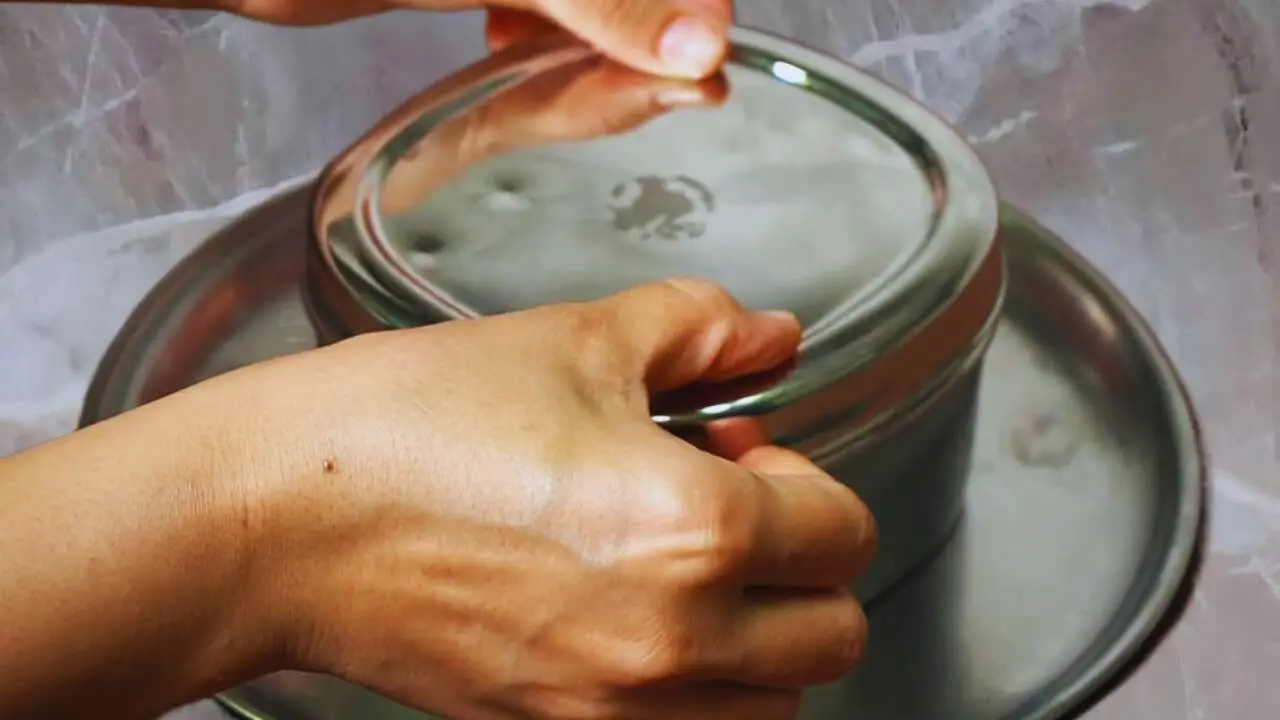 Covering the tiffin box