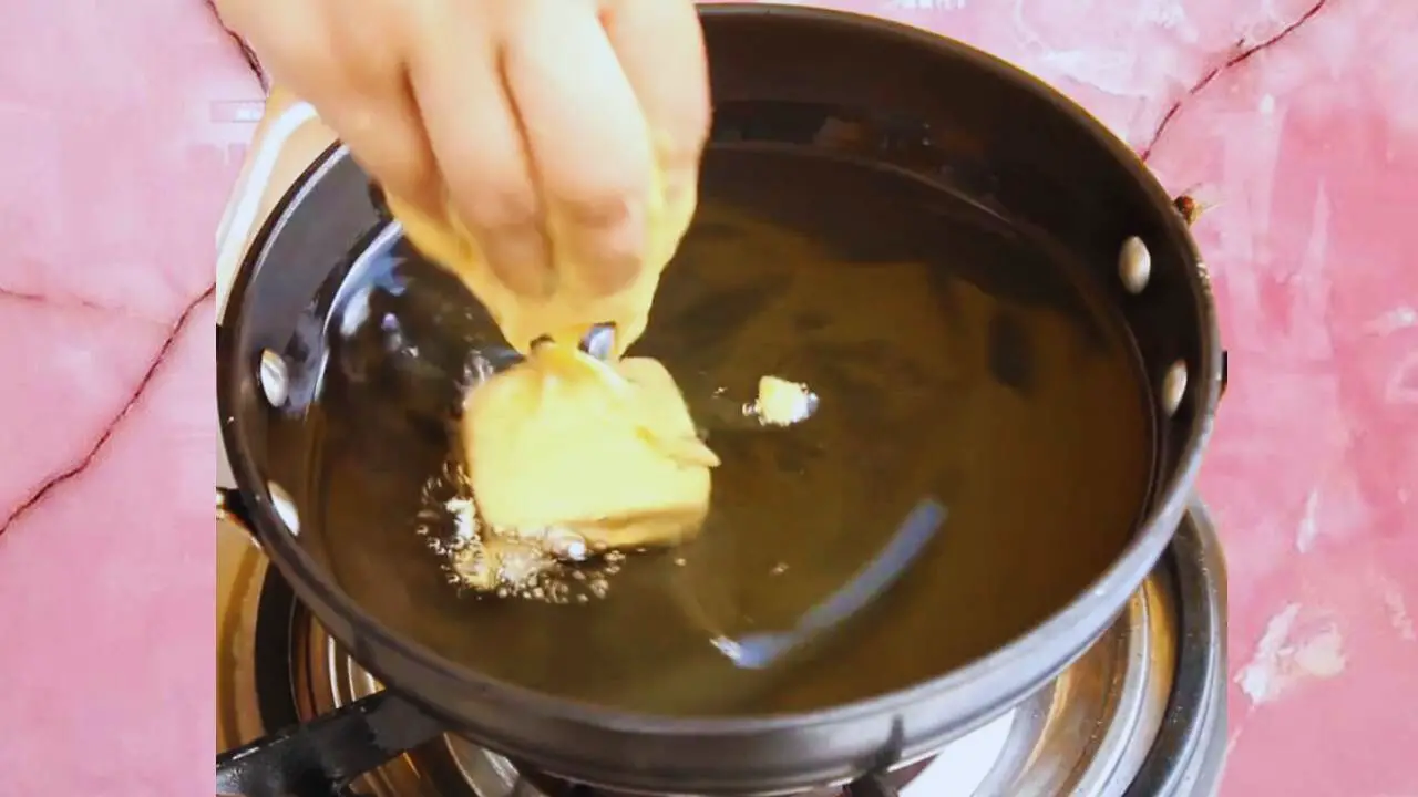 Frying cheese pakora