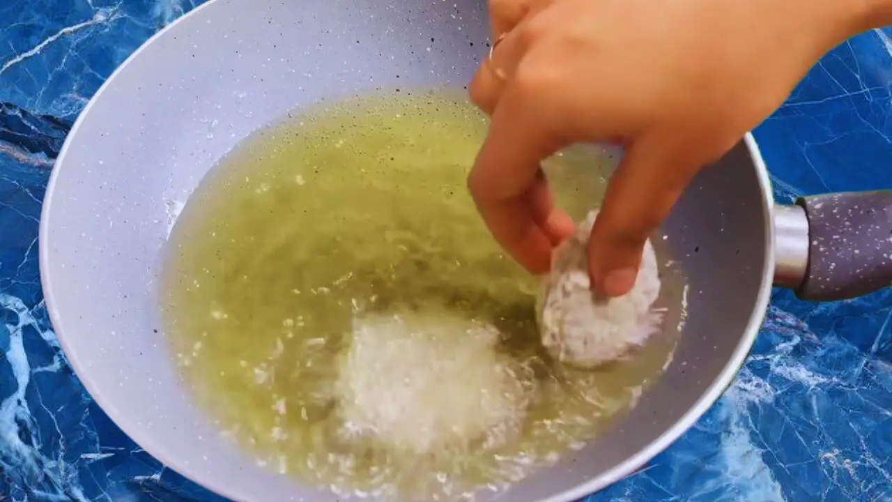 Frying Chicken Nuggets 