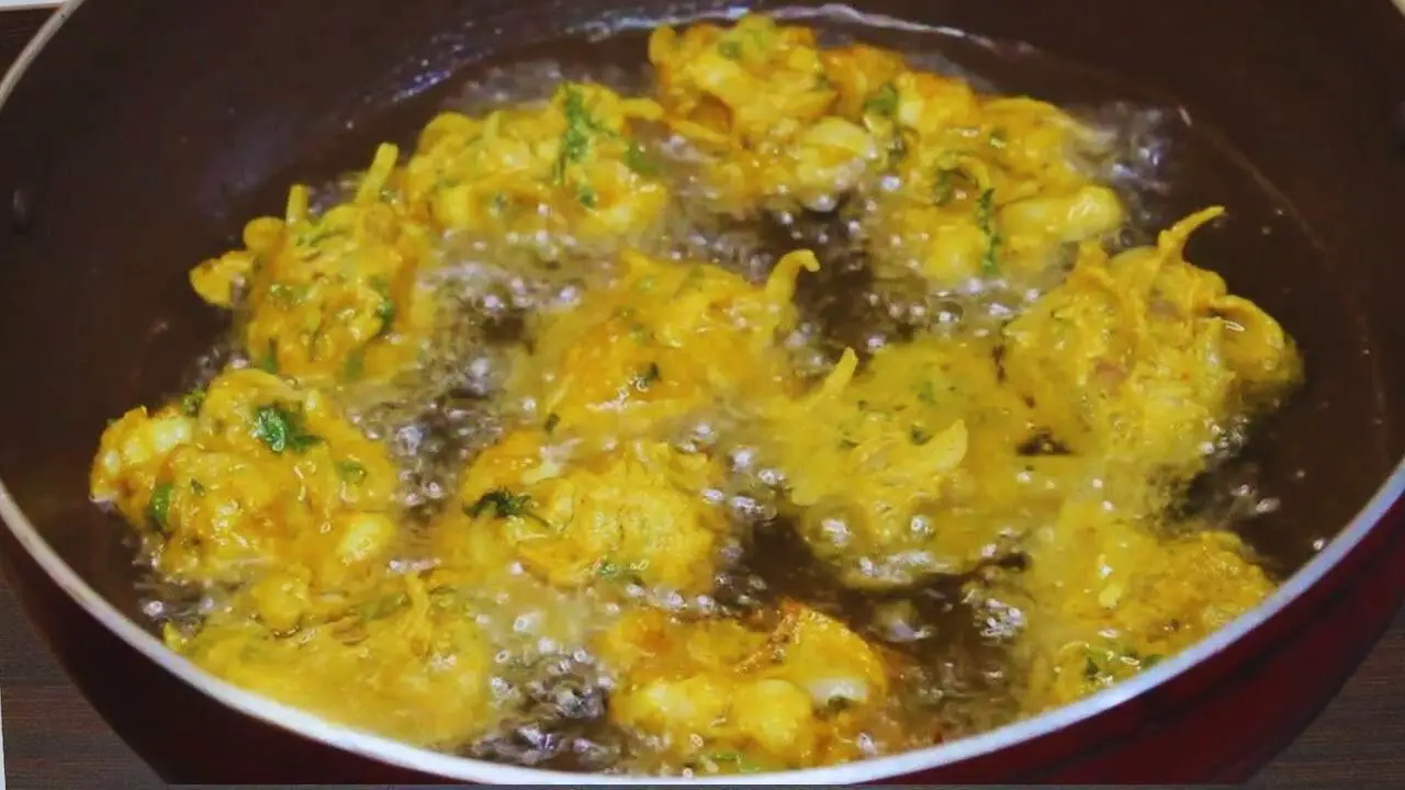Frying prawn pakoras