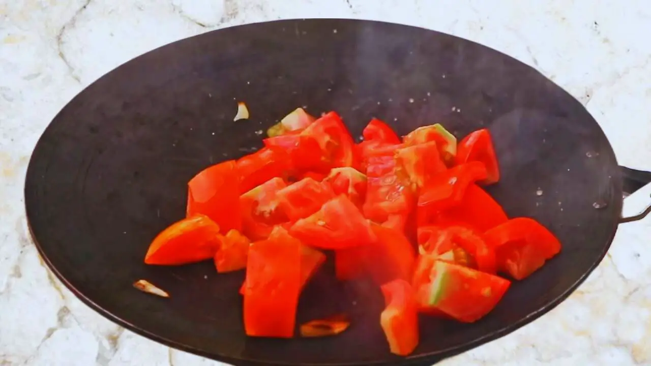 Frying tomatoes 