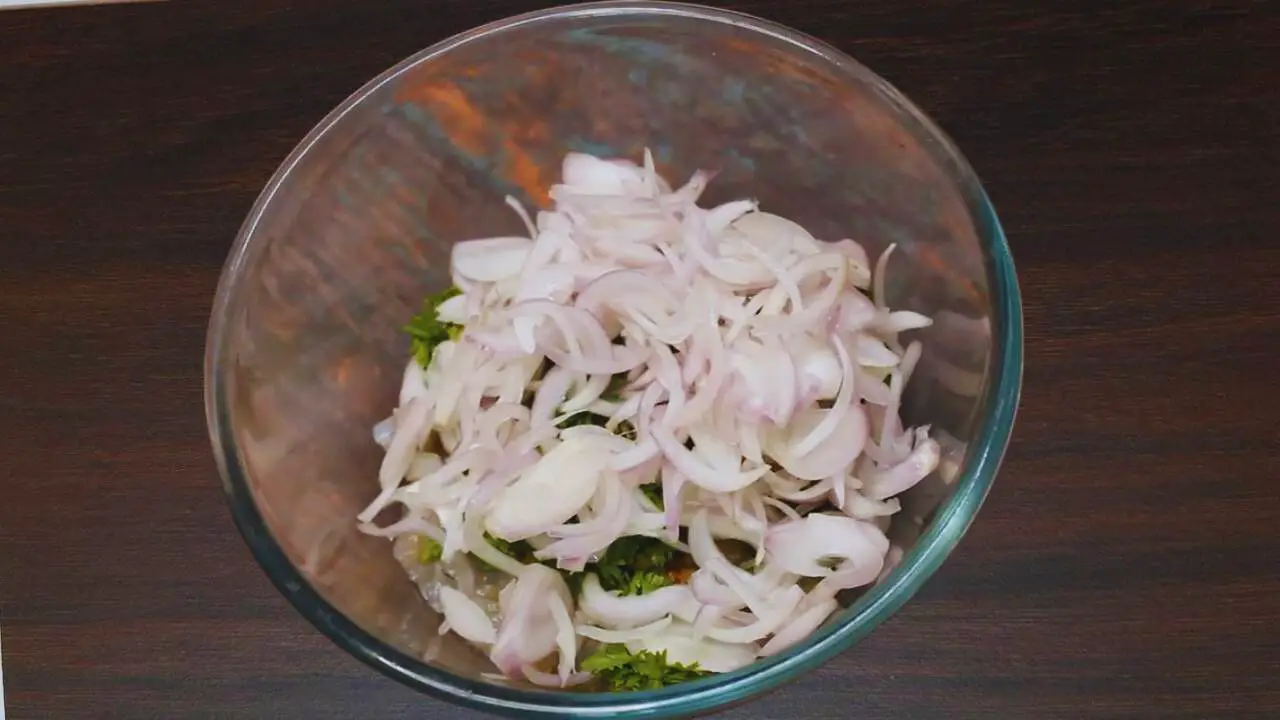 Ingredients to make prawn pakora 