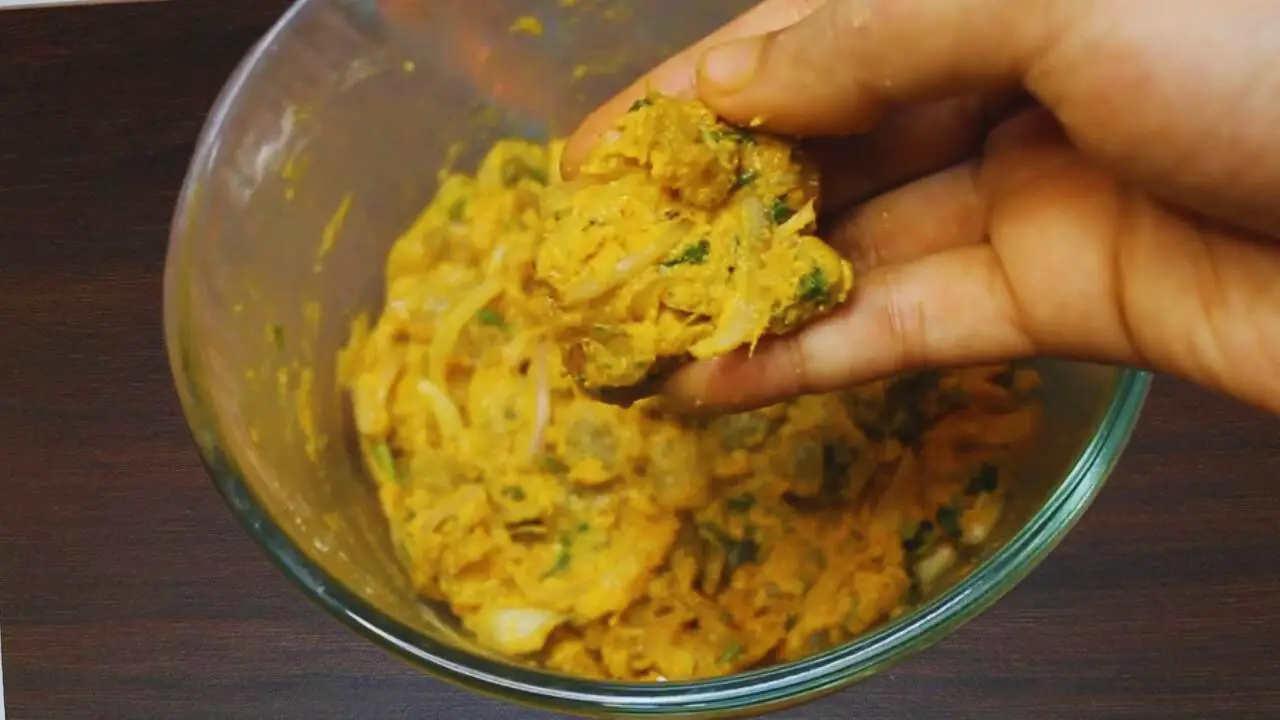 Making small pakoras from the prawn mixture 