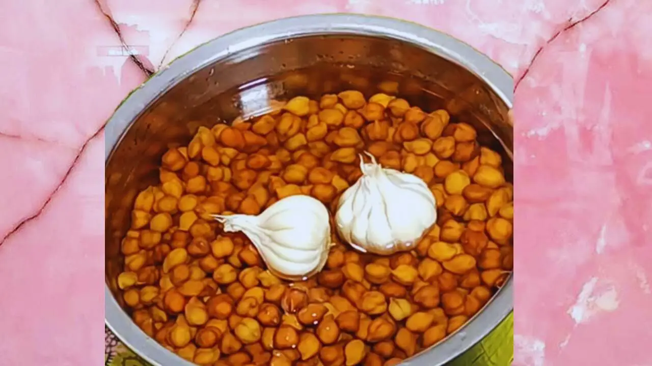 Soaked chana and garlic 