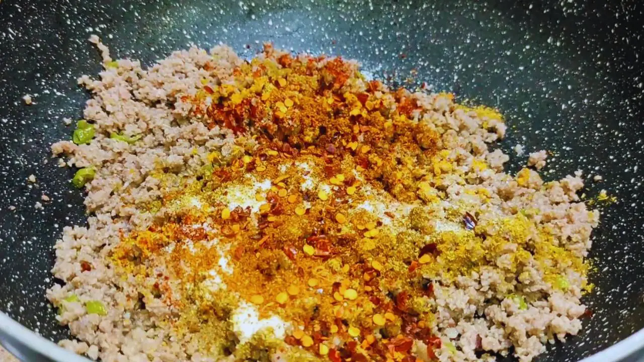 Adding powdered spices to minced mutton