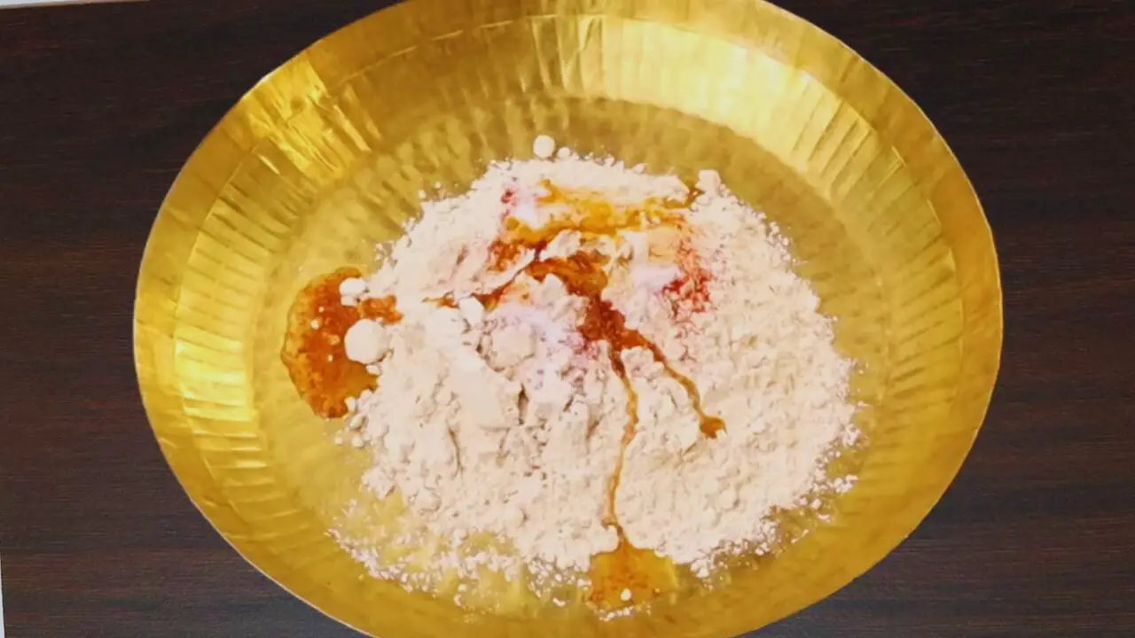 Adding powdered spices to wheat flour 