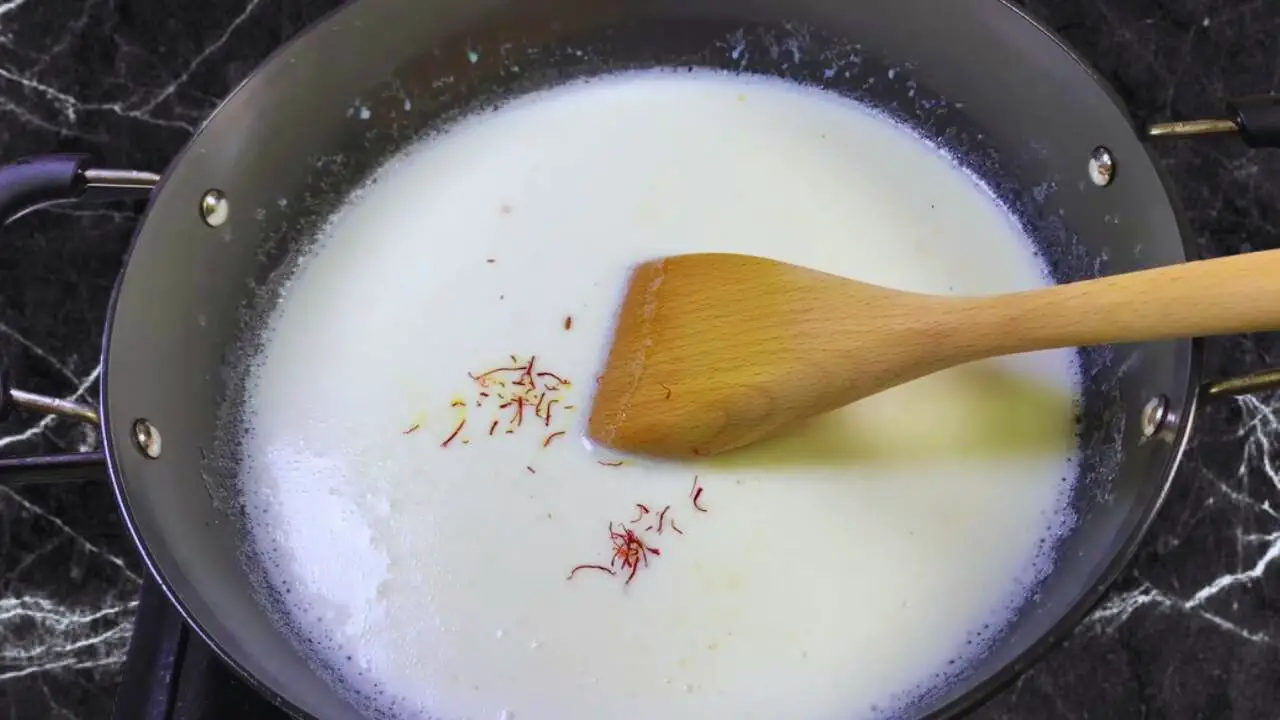 Boiling milk with kesar 