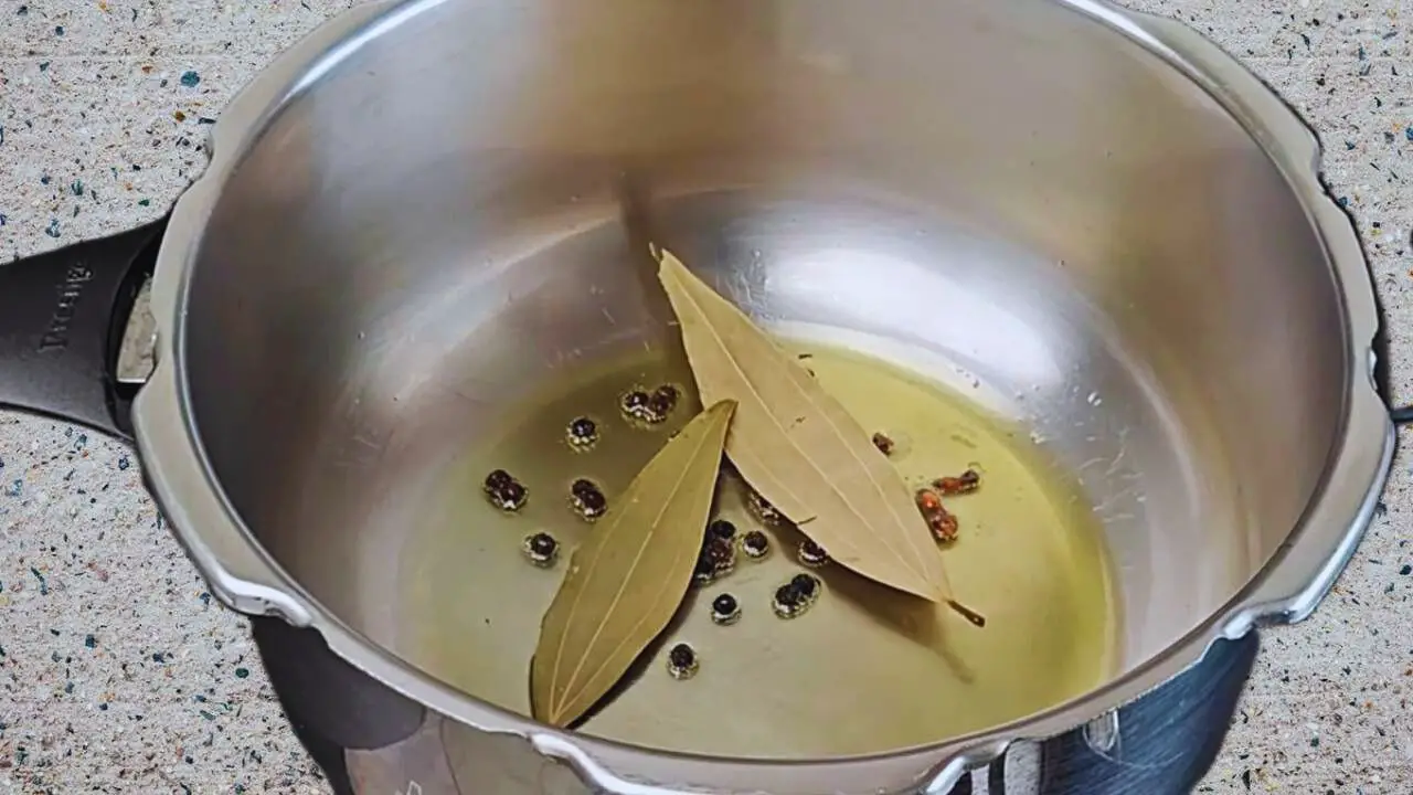 Frying bay leaves, pepper and cloves 