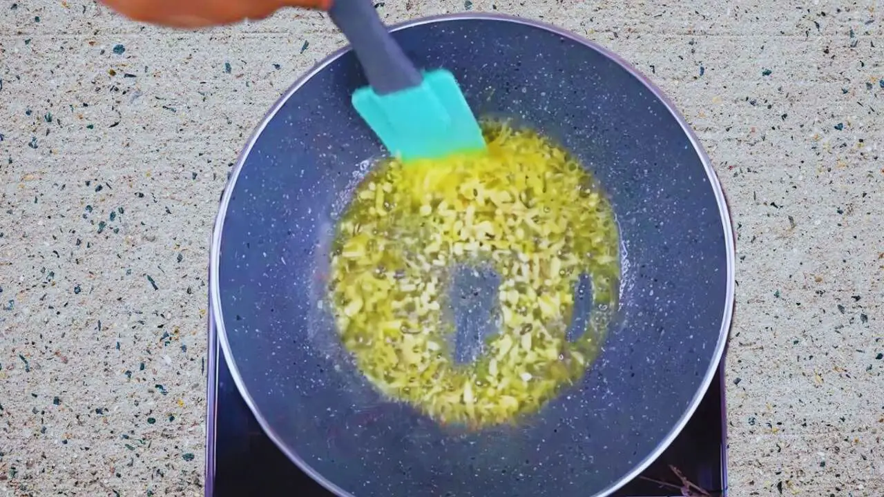 Frying garlic 