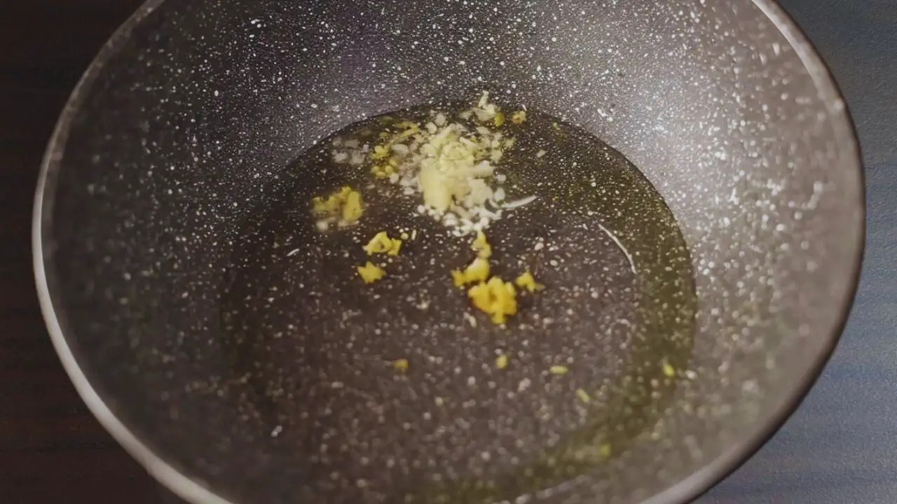 Frying ginger and garlic 