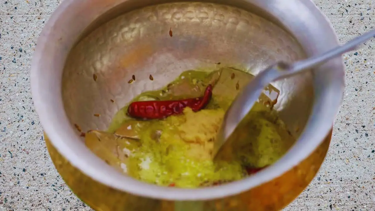 Frying ginger paste 