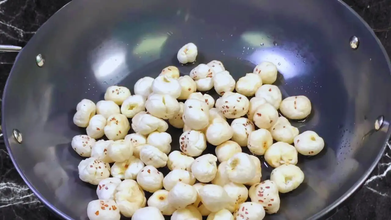 Frying makhana 
