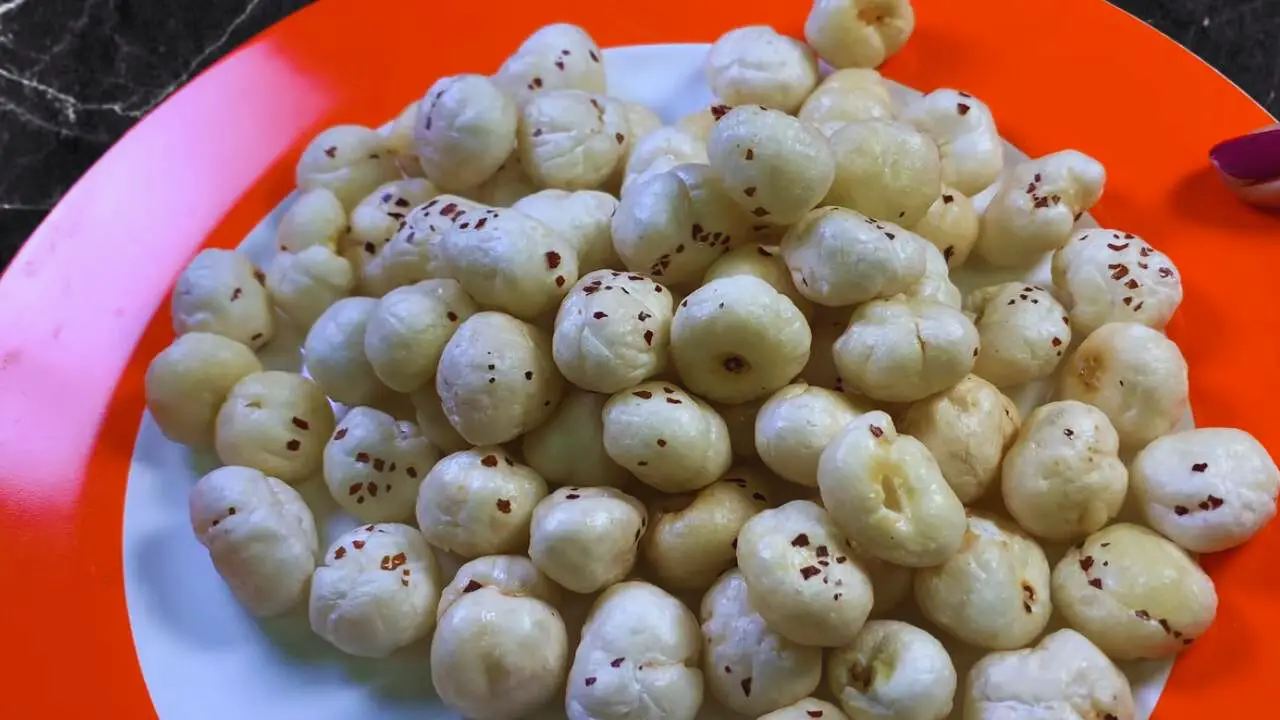 Removing fried makhana to grind