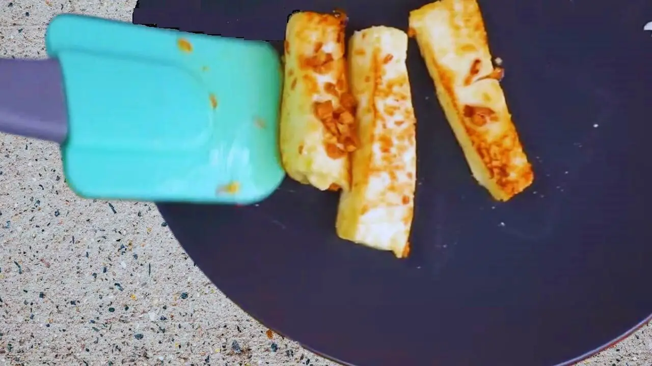 Removing fried paneer pieces 
