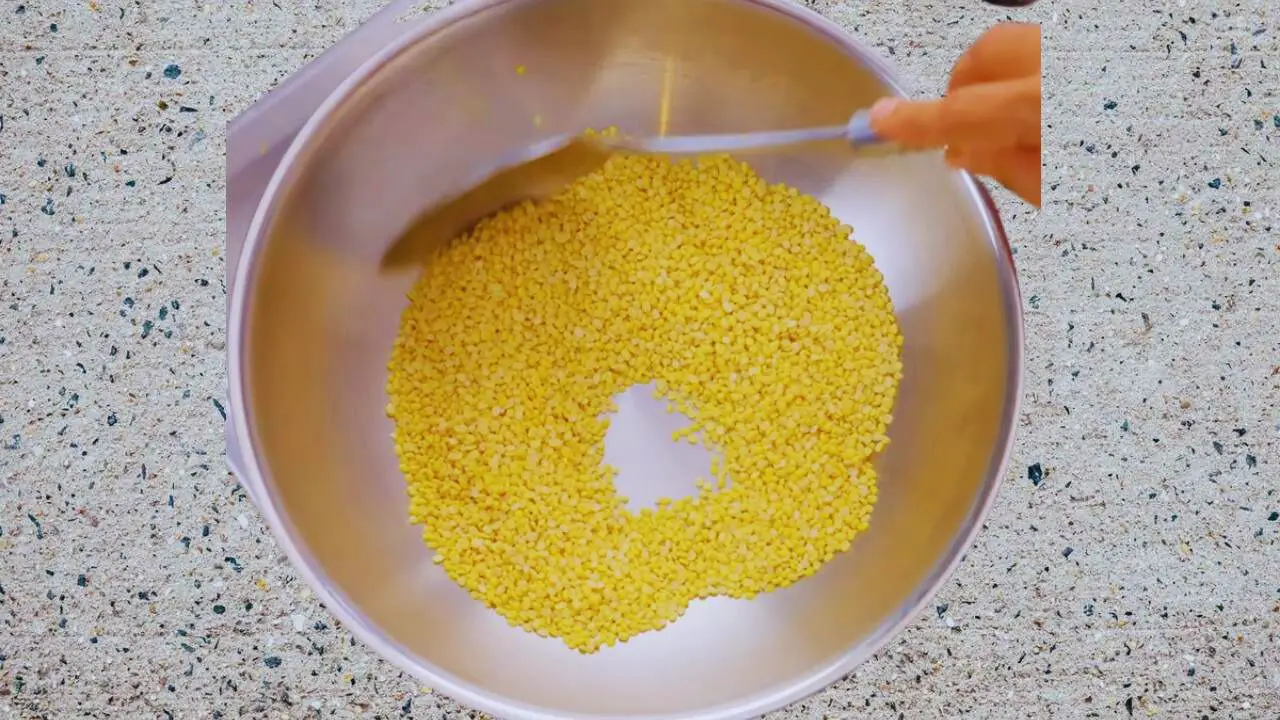 Roasting moong dal
