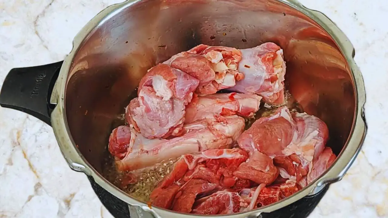 Adding mutton to hot oil 