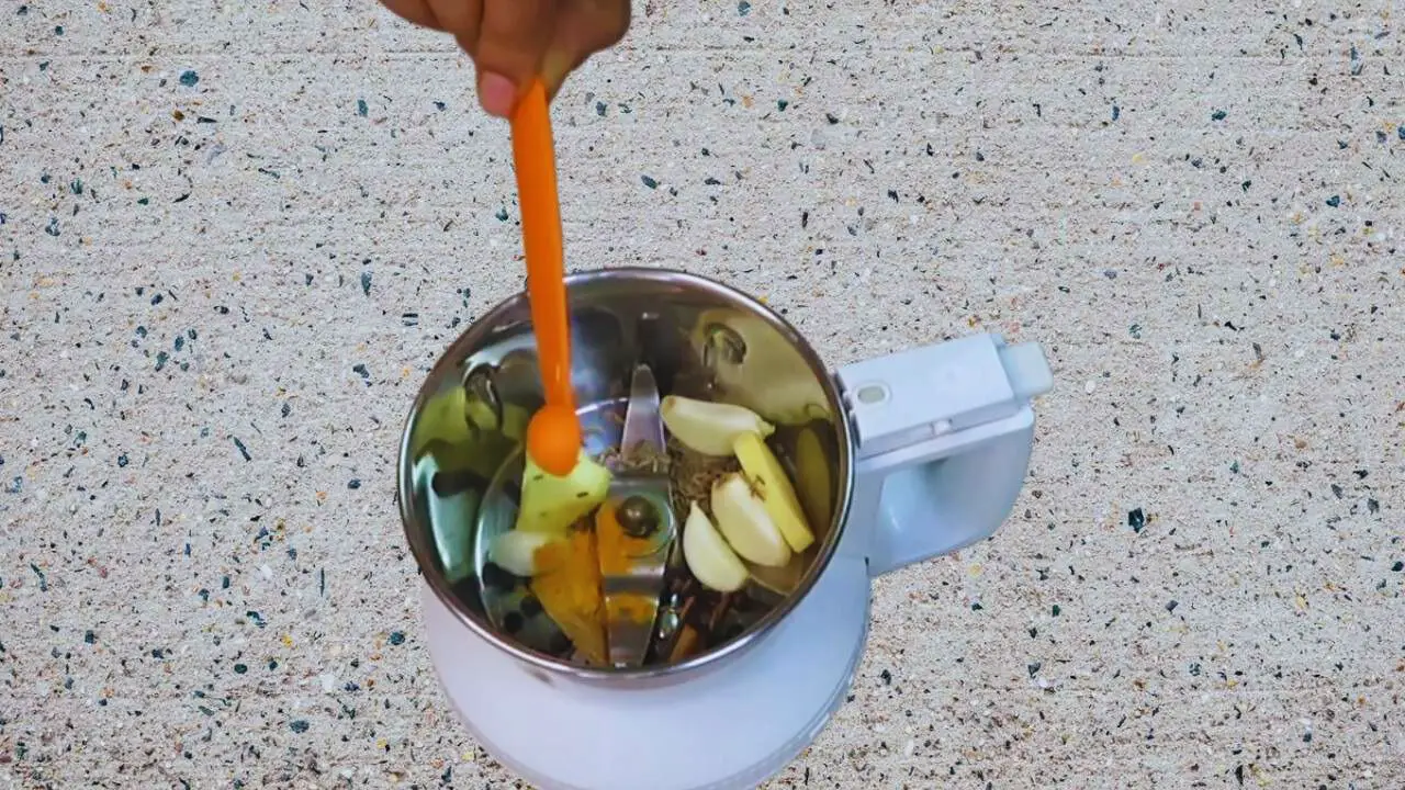 Fish vindaloo recipe step 3 Spice, ginger, garlic in a mixer