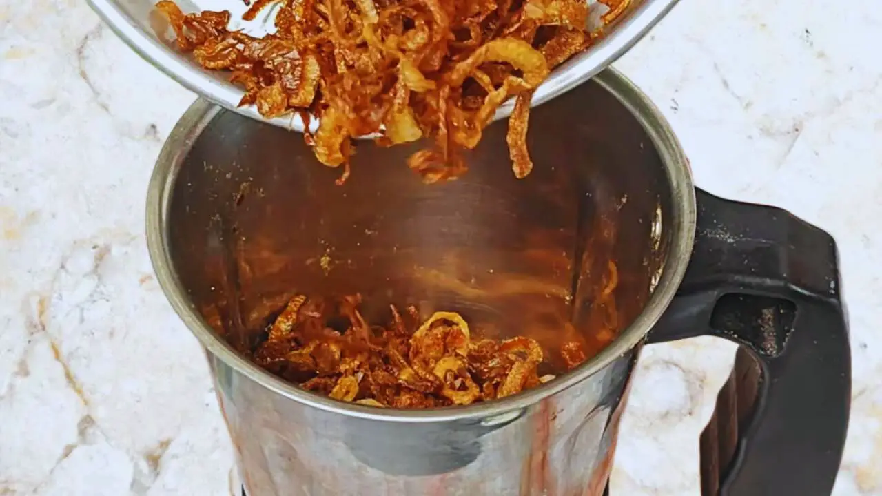 Transferring fried onions to a blender 