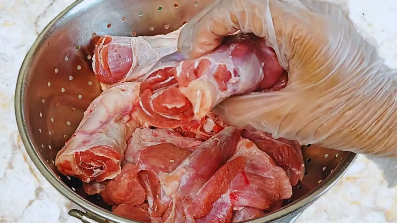 Washing mutton pieces 