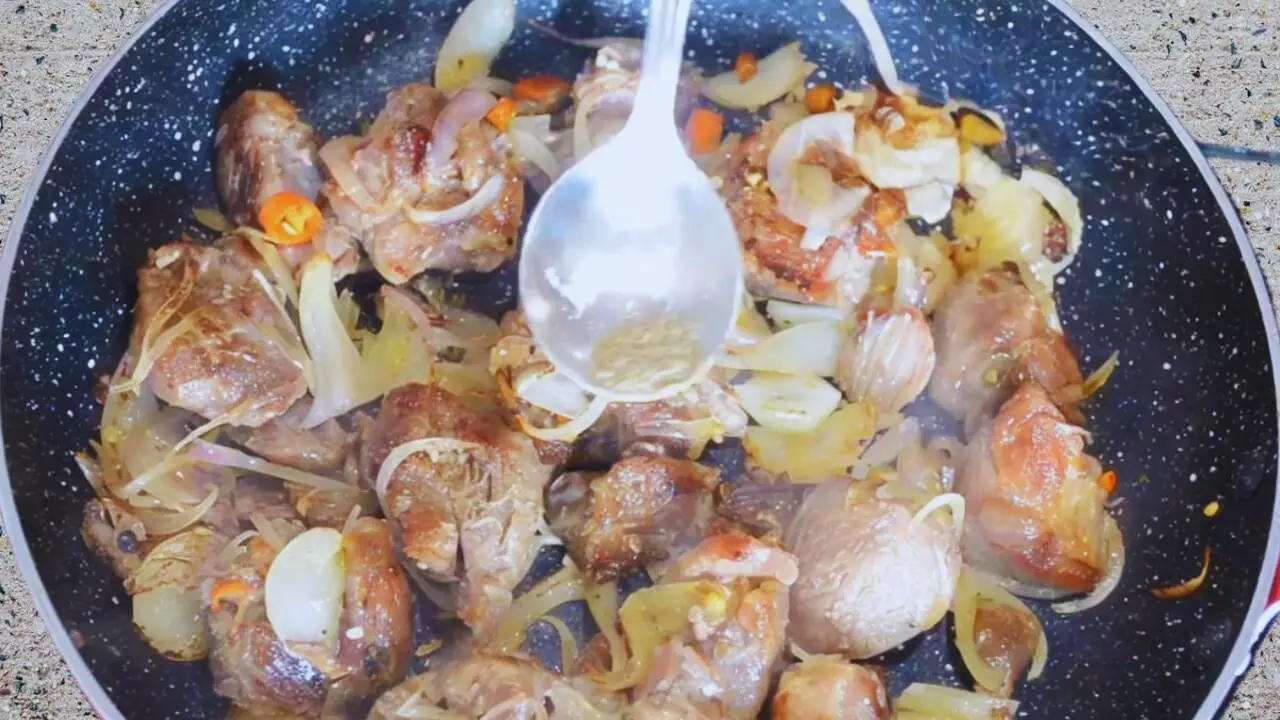 Adding white pepper powder