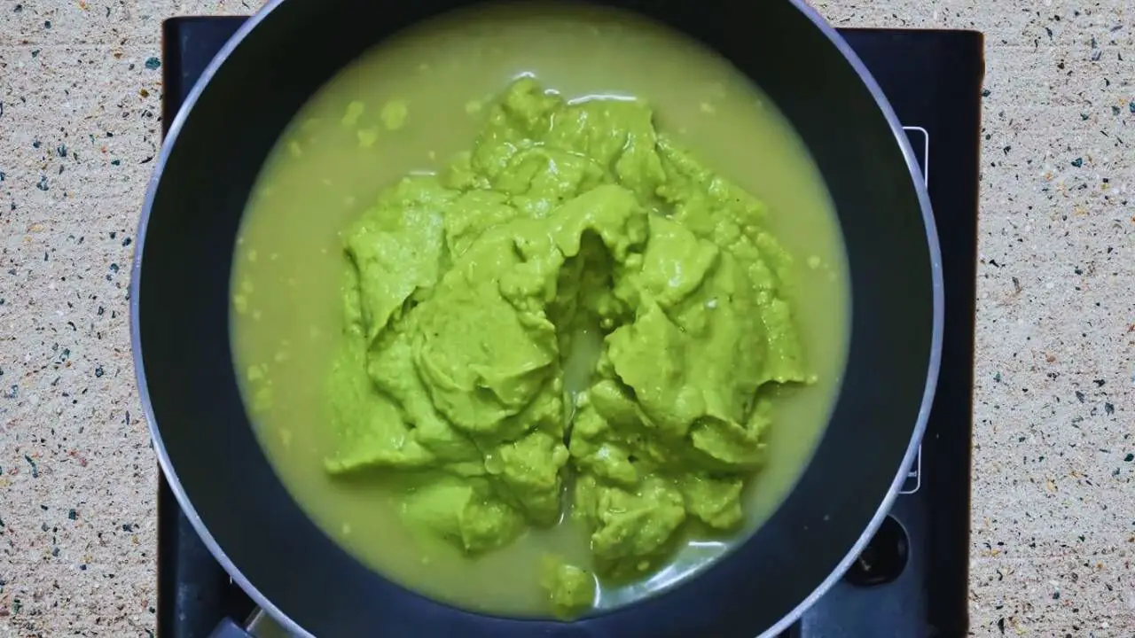 Cooking broccoli paste 