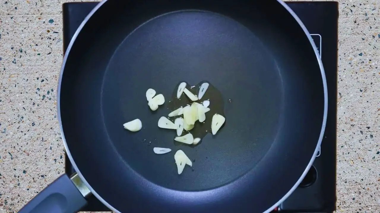 Frying garlic 
