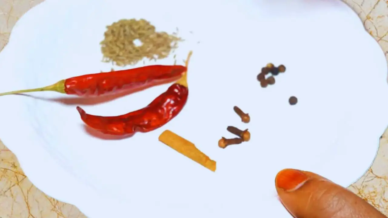 Whole spices to add to cook the rice 