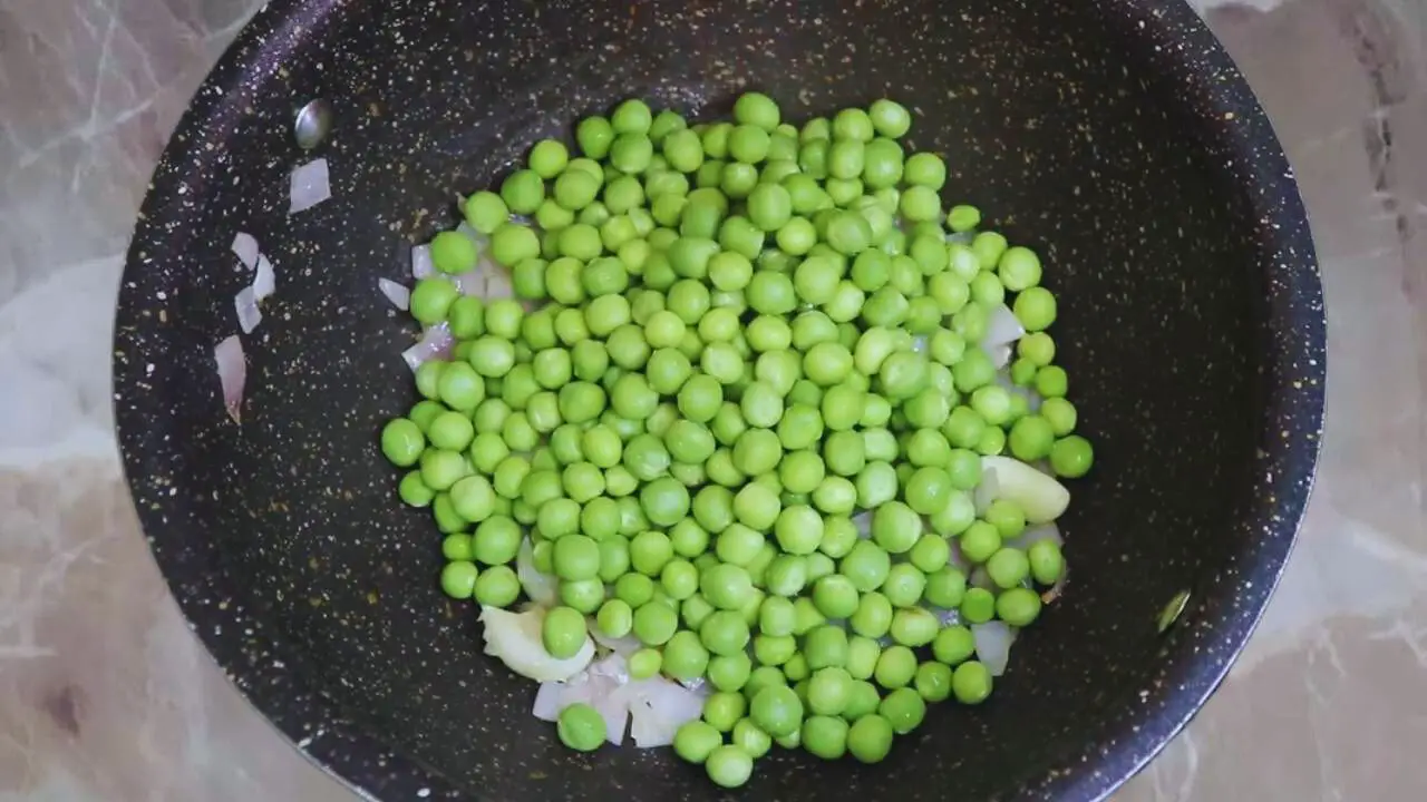 Green peas soup recipe step 2 Adding green peas