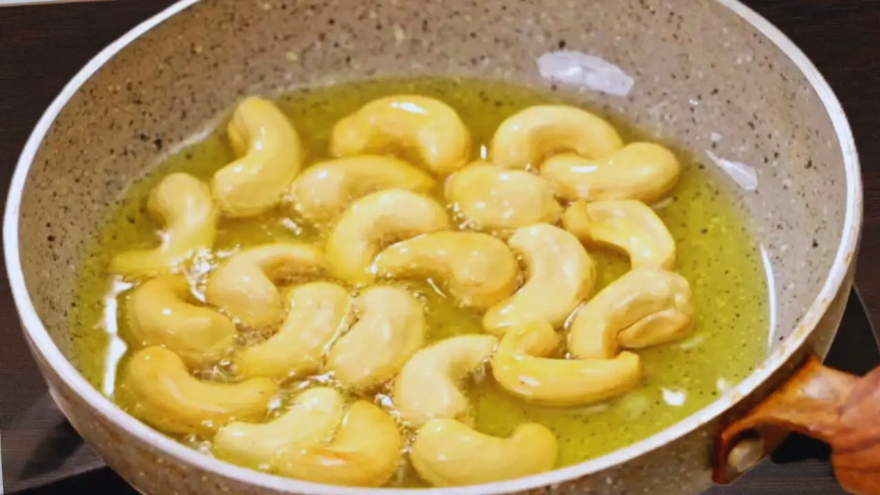 Frying cashew nuts 
