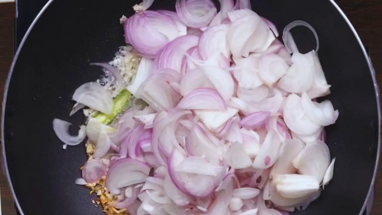 Egg roast recipe step 2 Frying ginger, garlic, onions and other ingredients