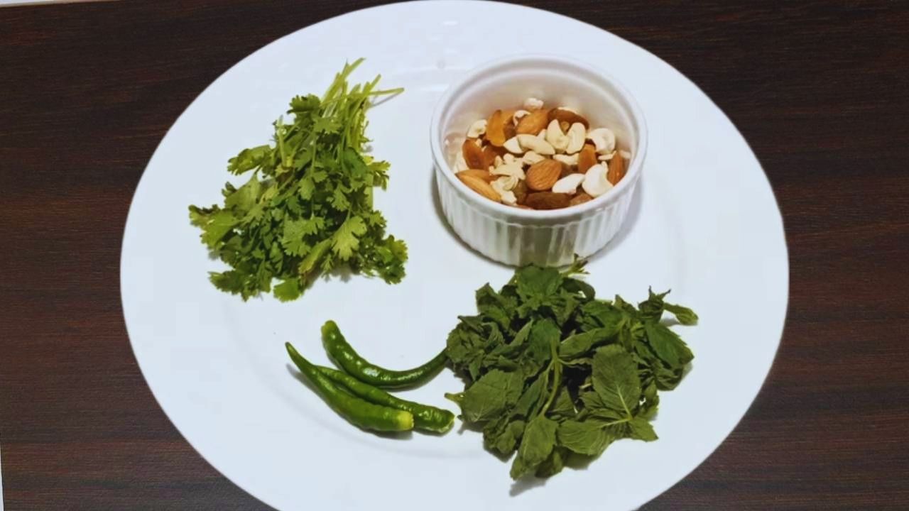 Dry fruits and greens to add to Paneer Pasanda 