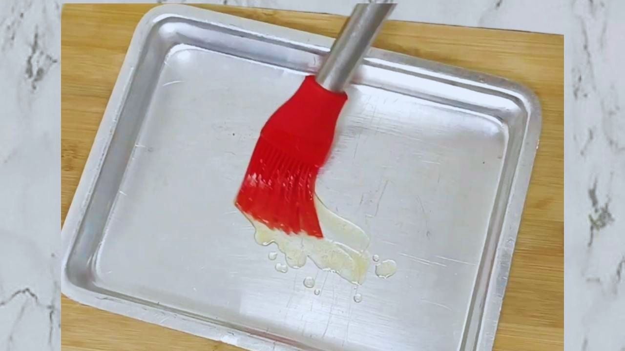 Greasing tray